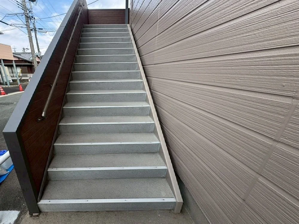 津市の階段防水工事をリペイント匠が施工した写真