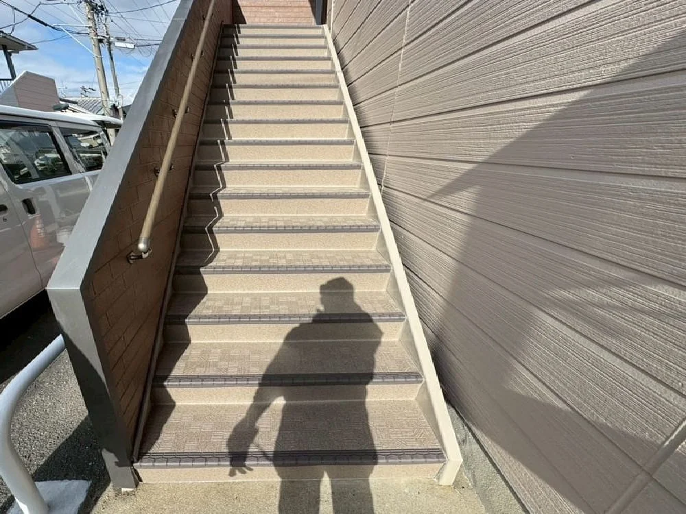 津市の階段防水工事をリペイント匠が施工した写真