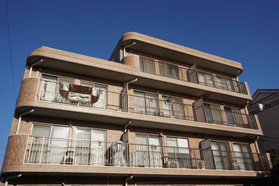なぜ起こる？マンション外壁が色褪せる原因とメカニズム