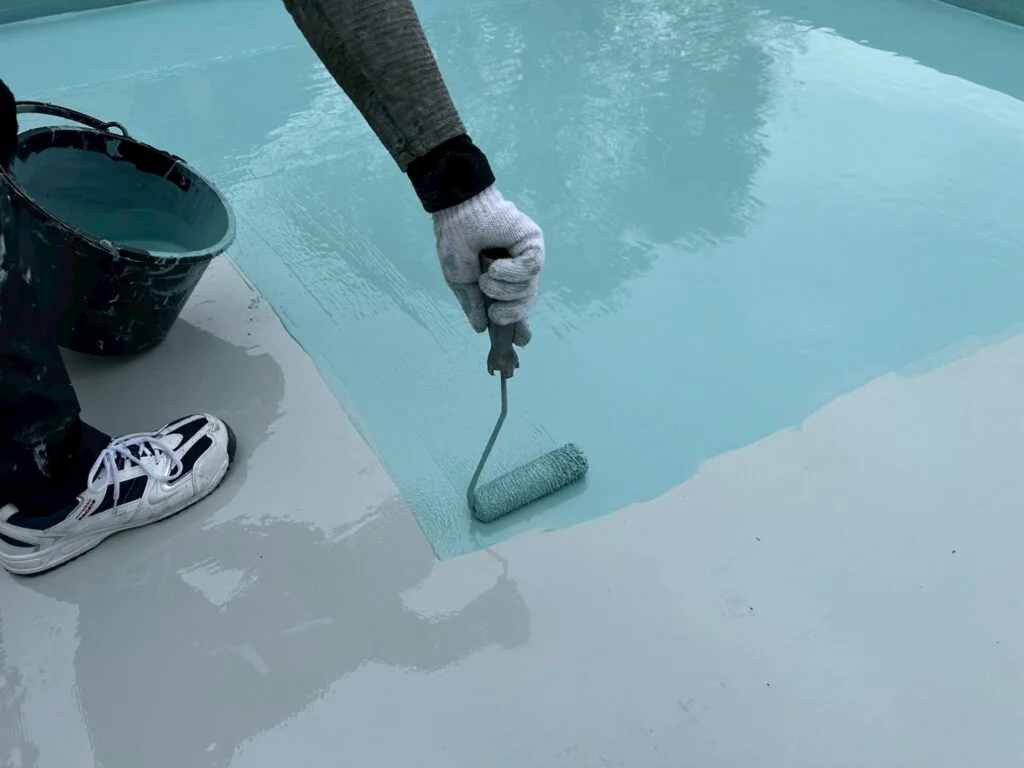 放置すると大惨事！屋上・バルコニー防水の劣化が招く「雨漏り」のリスク